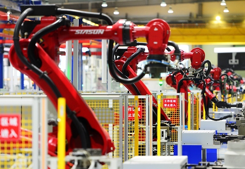 2019年11月22日，沈陽，一家數(shù)字化智能工廠內(nèi)，名為SR210的機(jī)器人正在自主地抓取各種零部件，快速組裝稍小的工業(yè)機(jī)器人。