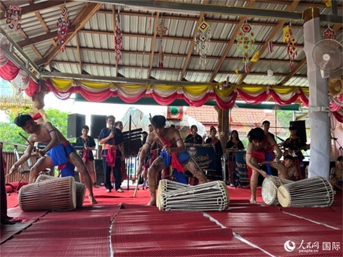 泰國藝術(shù)團(tuán)體給游客表演當(dāng)?shù)貍鹘y(tǒng)舞蹈。人民網(wǎng)記者 簡承淵攝