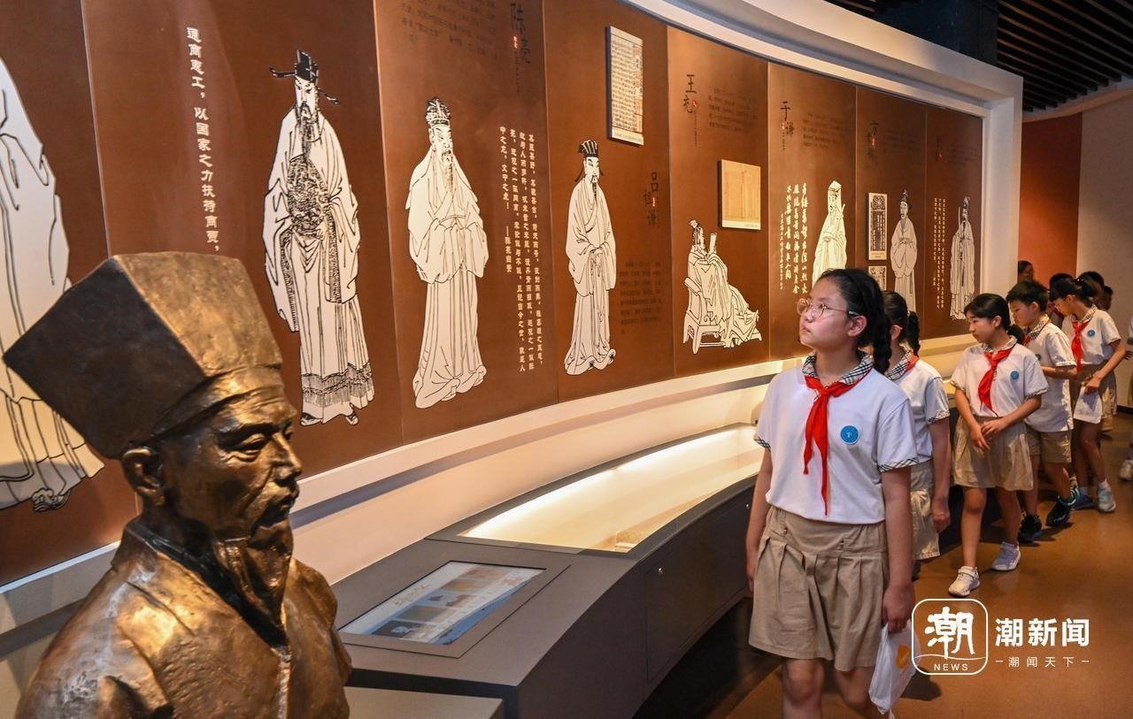 來自杭州市政苑小學(xué)的學(xué)生走進(jìn)浙江省檔案館“大寫浙江人”展廳，近距離“觸摸”歷史、走進(jìn)榜樣、聆聽故事，激發(fā)愛黨愛國愛家熱情。記者 董旭明 攝