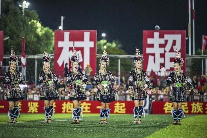 2024年9月28日，榕江縣侗族大歌隊(duì)的演員們在“村超”足球場上表演。當(dāng)日，“發(fā)現(xiàn)中國之美·相約貴州村超”國際友誼賽在貴州省黔東南苗族侗族自治州榕江縣的“村超”足球場舉行。新華社記者 陶亮 攝