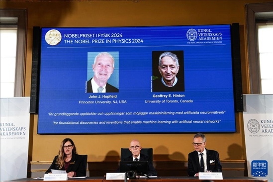 10月8日，在瑞典斯德哥爾摩舉行的2024年諾貝爾物理學(xué)獎公布現(xiàn)場，屏幕顯示獎項(xiàng)得主美國普林斯頓大學(xué)的約翰·霍普菲爾德和加拿大多倫多大學(xué)的杰弗里·欣頓。新華社記者 彭子洋 攝