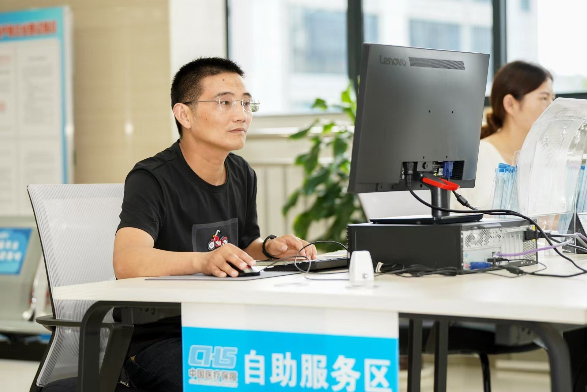 安徽省池州市市民在政務(wù)服務(wù)大廳自助辦理業(yè)務(wù)。圖片來源：人民網(wǎng)安徽頻道