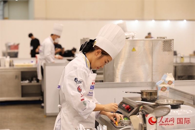 當(dāng)?shù)貢r(shí)間10月5日，廚師在第21屆釜山國(guó)際美食博覽會(huì)上展示廚藝。人民網(wǎng)記者 莽九晨攝