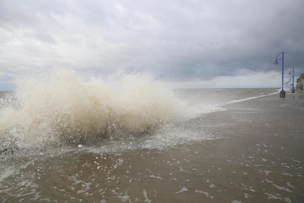 2020年9月15日，受颶風(fēng)“薩莉”影響，美國路易斯安那州新奧爾良的龐恰特雷恩湖巨浪拍岸。新華社發(fā)（魏蘭攝）