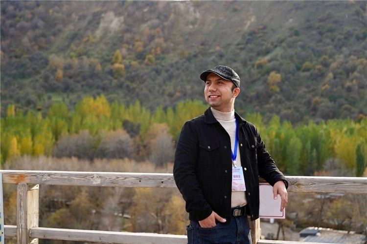 阿布德吾力參加“萬人說新疆”優(yōu)秀作者媒體行活動留影。受訪者供圖