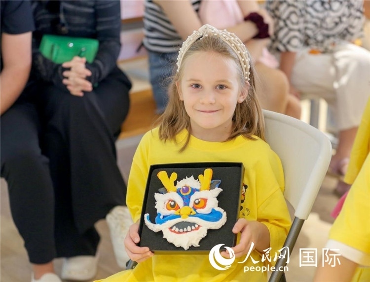 一名中文愛好者手捧生肖畫。人民網(wǎng)中東中心分社塔里克·易卜拉欣攝