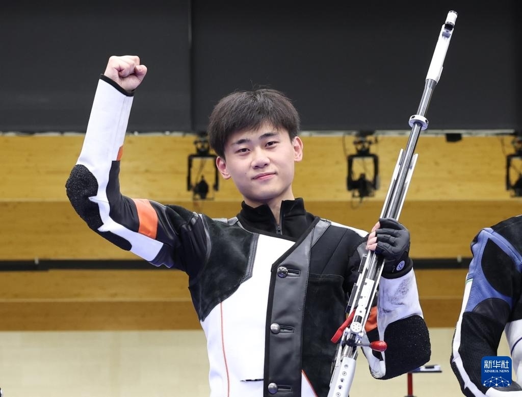 8月1日，在法國沙托魯舉行的巴黎奧運會射擊男子50米步槍三姿決賽中，中國選手劉宇坤奪得冠軍。圖為劉宇坤在奪冠后慶祝。新華社記者 張帆 攝