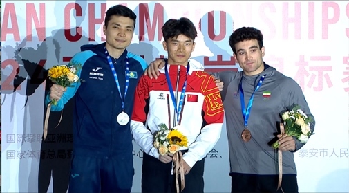 伍鵬（中）奪得男子速度項(xiàng)目冠軍。主辦方供圖