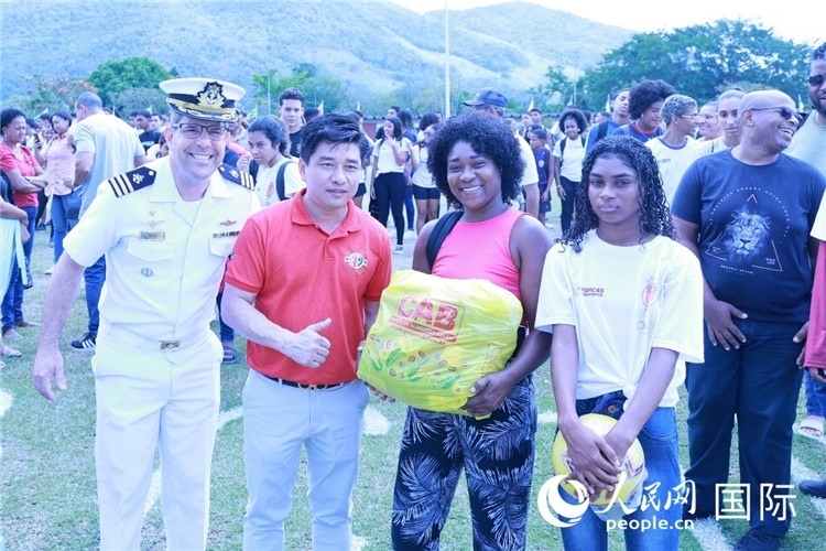 巴西中國(guó)浙江商會(huì)會(huì)長(zhǎng)鄭俠茂向巴西貧困社區(qū)兒童及家庭捐贈(zèng)基礎(chǔ)食品籃子和足球。人民網(wǎng)記者陳海琪 攝