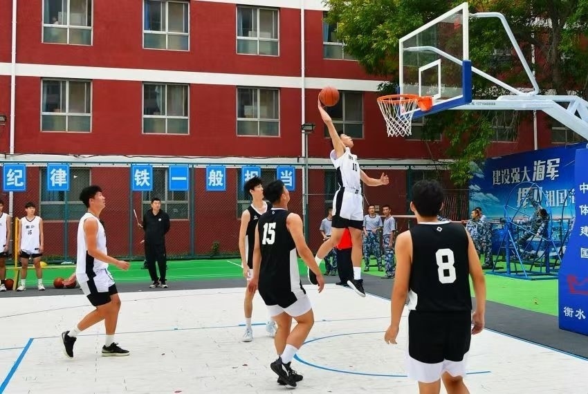 全天候室外運(yùn)動(dòng)木地板籃球場(chǎng)上精彩激烈的籃球賽。 主辦方供圖