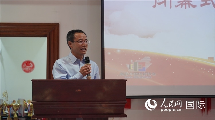 中國駐約翰內(nèi)斯堡代總領(lǐng)事周育江在閉幕式上致辭。 人民網(wǎng) 張茜攝