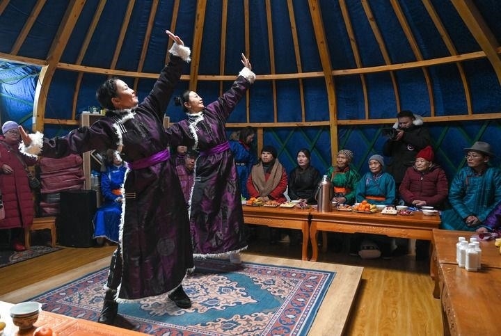 2023年12月21日，烏蘭牧騎隊(duì)員在內(nèi)蒙古阿其圖烏拉蘇木進(jìn)行舞蹈表演。