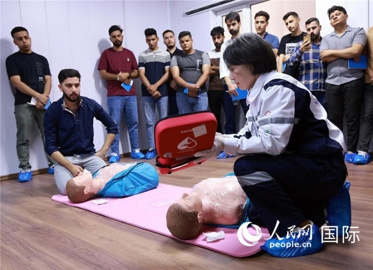 新進油田工作的伊拉克大學生在接受急救培訓。人民網(wǎng)記者管克江攝