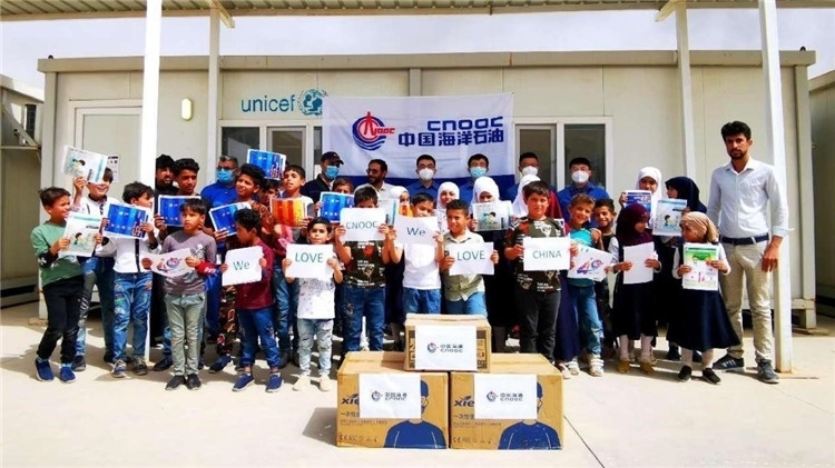 慰問當?shù)貙W校。中國海油供圖