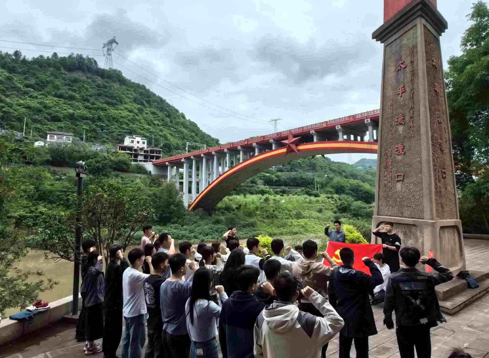 師生重溫入黨誓詞。校方供圖