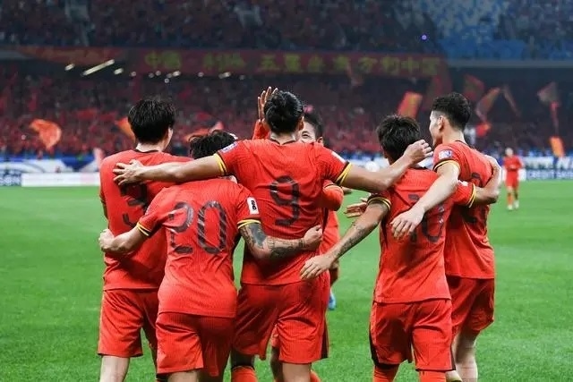 10月15日晚，張玉寧（9號）進(jìn)球后與隊(duì)友擁抱慶祝。新華社記者 李紫恒攝