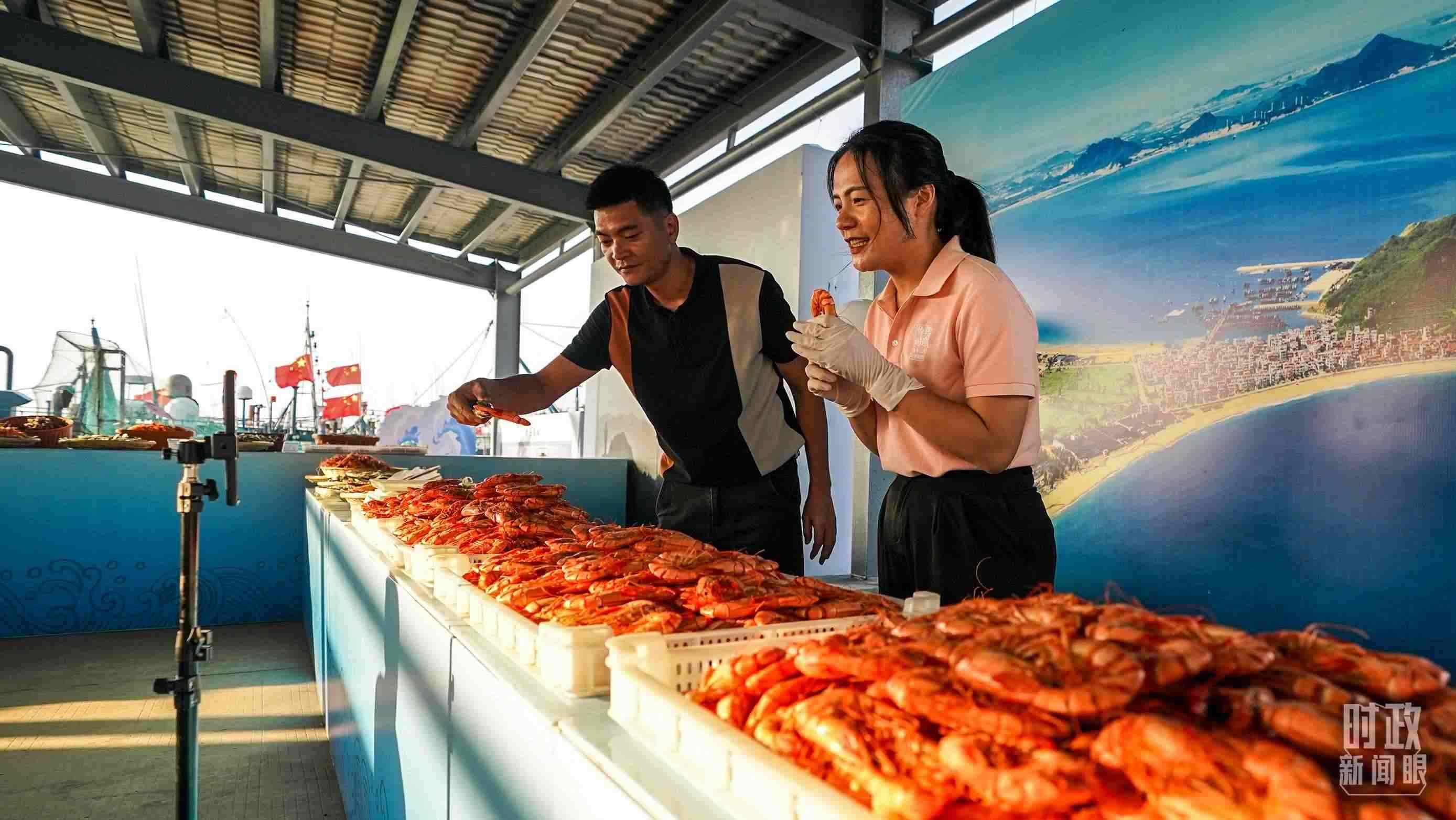 △正在直播賣貨的澳角村村民。（總臺記者李晉拍攝）