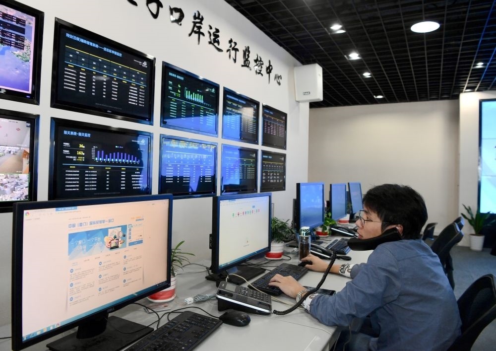 在中國(guó)（福建）自由貿(mào)易試驗(yàn)區(qū)廈門片區(qū)，國(guó)際貿(mào)易“單一窗口”工作人員在網(wǎng)上受理業(yè)務(wù)（2018年11月15日攝）。“單一窗口”是關(guān)檢等口岸部門、地方政府相關(guān)部門、金融機(jī)構(gòu)等共同參與的口岸管理共享平臺(tái)。貿(mào)易商能夠通過一個(gè)入口提交貨物進(jìn)出口或轉(zhuǎn)運(yùn)所需要的單證或電子數(shù)據(jù)，實(shí)現(xiàn)“一個(gè)平臺(tái)、一點(diǎn)接入、一次申報(bào)、一次辦結(jié)”。