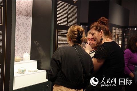 嘉賓參觀展覽。人民網(wǎng)記者 禹麗敏攝