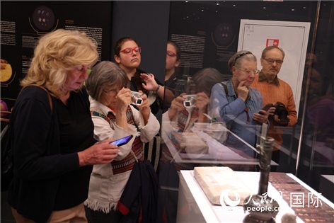 嘉賓參觀展覽。人民網(wǎng)記者禹麗敏 攝。