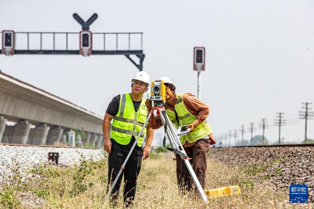 5月1日，在泰國大城府，中泰高鐵項目工作人員在施工現(xiàn)場勘查。新華社記者 王騰 攝