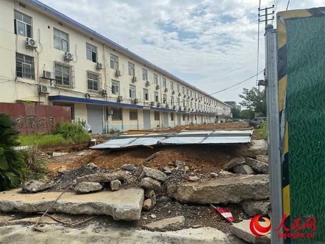 長富大道北側(cè)輔路在進(jìn)行強(qiáng)電遷改項(xiàng)目。人民網(wǎng)記者 邱燁攝