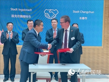 （10月16日，第十屆巴伐利亞中國(guó)日在慕尼黑舉行。圖為簽約儀式現(xiàn)場(chǎng)。人民網(wǎng)記者劉赫攝）