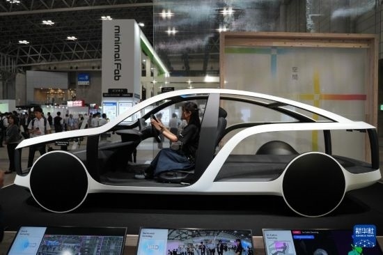 這是10月17日在日本千葉縣舉行的日本高新技術博覽會上拍攝的，索尼公司展示的概念車模型。新華社記者 錢錚 攝