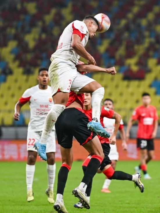 10月18日，上海海港隊(duì)球員蔣光太（上）在比賽中和成都蓉城隊(duì)球員費(fèi)利佩（下）爭(zhēng)頂。新華社記者 王曦 攝