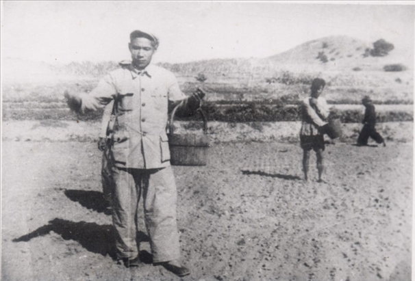 谷文昌（左）在田間與農(nóng)民一起勞動（資料照片）。