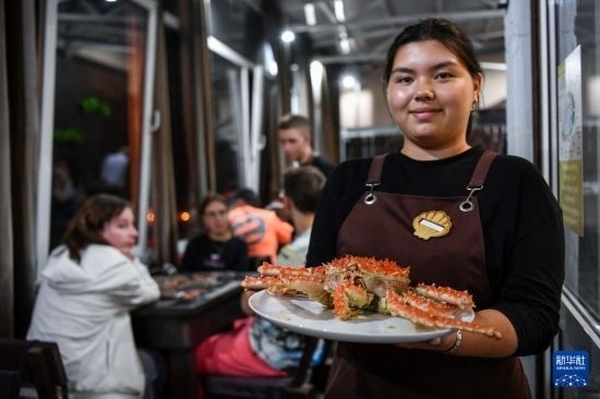 9月2日，俄羅斯符拉迪沃斯托克一家餐館的服務(wù)員在展示帝王蟹。新華社記者 曹陽 攝