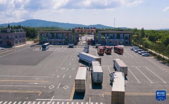 2019年6月22日，往返于中國和俄羅斯的貨車在中俄琿春口岸前排隊等待通關(guān)（無人機照片）。