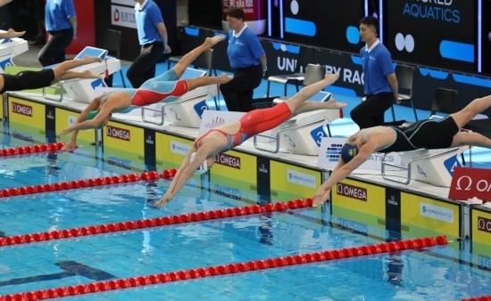 10月18日，中國選手張雨霏（右二）在女子50米自由泳預(yù)賽中出發(fā)。新華社記者 方喆 攝