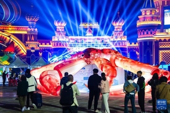 9月19日，游客在吉林省琿春市的2024琿春帝王蟹美食嘉年華現(xiàn)場游玩。新華社記者 許暢 攝