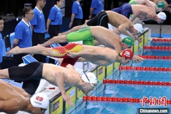 10月19日晚，2024年世界泳聯(lián)游泳世界杯上海站結(jié)束第二個(gè)比賽日的爭(zhēng)奪。圖為中國(guó)選手潘展樂(lè)(左三)在男子100米自由泳決賽中。 中新社記者 湯彥俊 攝