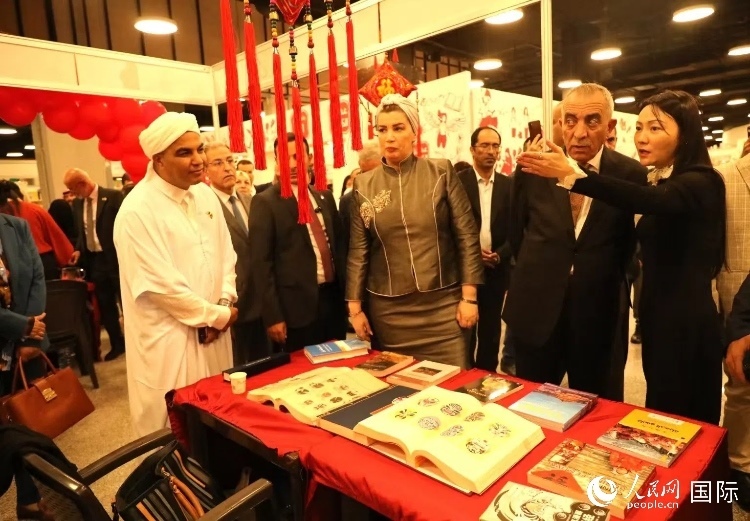 第二十三屆約旦安曼國際書展于10月10日至19日在約旦展覽中心舉行，約旦政府和民間各界人士在中國展臺翻閱圖書，熱烈交流互動，感受中華文化之美。人民網(wǎng)記者 李瀟攝