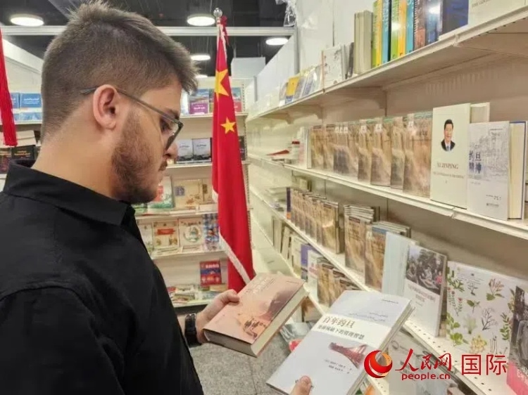 第二十三屆約旦安曼國際書展于10月10日至19日在約旦展覽中心舉行，約旦政府和民間各界人士在中國展臺翻閱圖書，熱烈交流互動，感受中華文化之美。人民網(wǎng)記者 李瀟攝