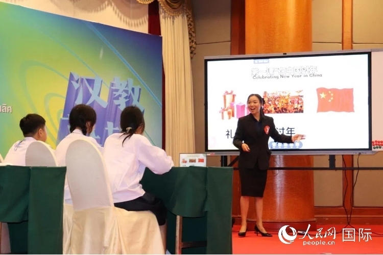 泰國本土中文教師參賽者現(xiàn)場(chǎng)授課。人民網(wǎng)實(shí)習(xí)生 姚欣可攝