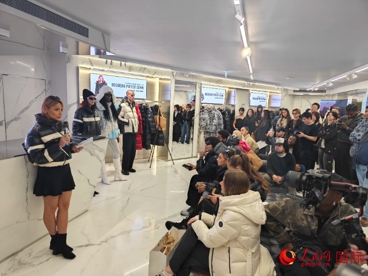 英國時尚博主分享自己的穿搭心得。人民網(wǎng)記者 邢雪攝