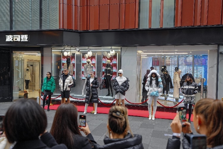 模特在波司登倫敦旗艦店門前展示新款羽絨服。主辦方供圖