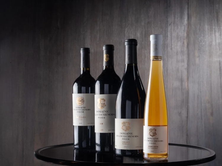 活動現(xiàn)場推介了懷來中法莊園珍藏馬瑟蘭干紅、小芒森甜白等優(yōu)質(zhì)葡萄酒。主辦方供圖