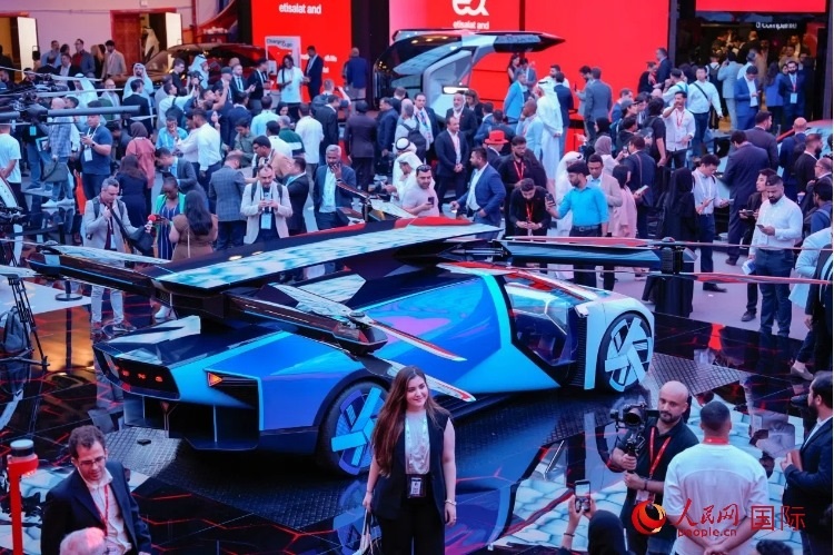 小鵬匯天陸空一體式飛行汽車備受關(guān)注。人民網(wǎng) 塔里克·易卜拉欣攝