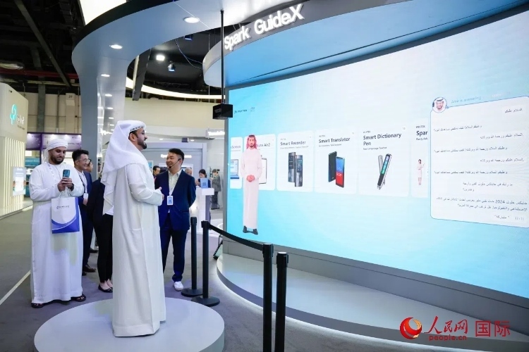 觀眾在科大訊飛展臺(tái)與虛擬人對(duì)話。人民網(wǎng) 塔里克·易卜拉欣攝