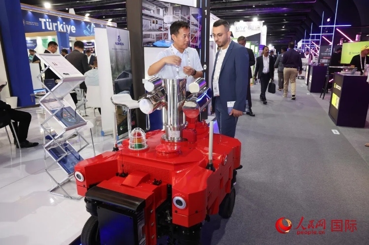 觀眾了解北京眸視科技有限公司研發(fā)的巡檢機(jī)器人。人民網(wǎng)記者 任皓宇攝