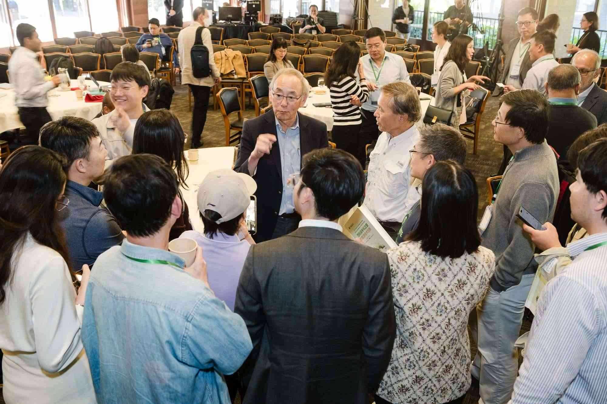 美國前能源部長、諾獎得主朱棣文教授在會場與參會者交流。馮超攝