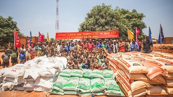 華剛礦業(yè)向當?shù)鼐栀浄N子化肥儀式現(xiàn)場。中鐵資源供圖