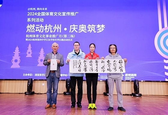 王麗萍與藝術(shù)家們共同創(chuàng)作主題作品。主辦方供圖