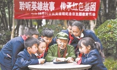圖為89歲的抗美援朝老兵楊克美在向孩子們講述英雄故事。徐偉攝