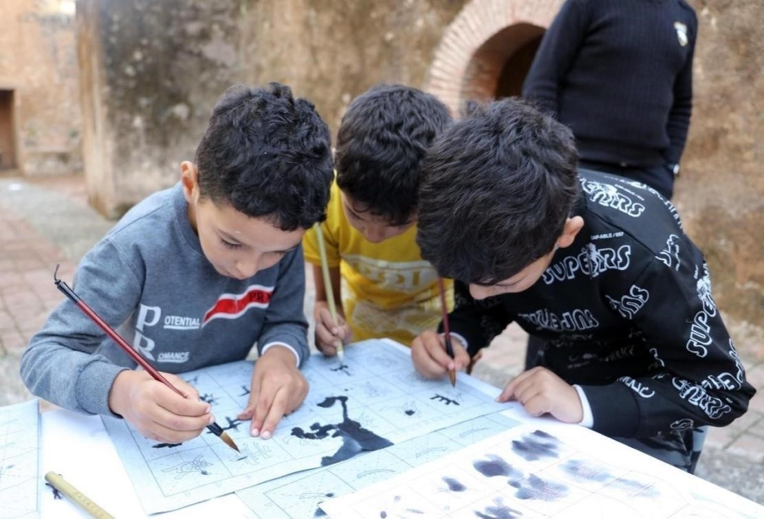 一起學(xué)書法。拉巴特中國文化中心供圖