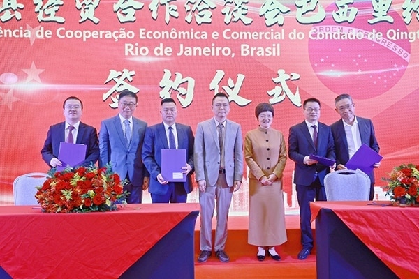 企業(yè)家在活動現(xiàn)場參與項目簽約儀式。人民網(wǎng)記者 陳海琪攝